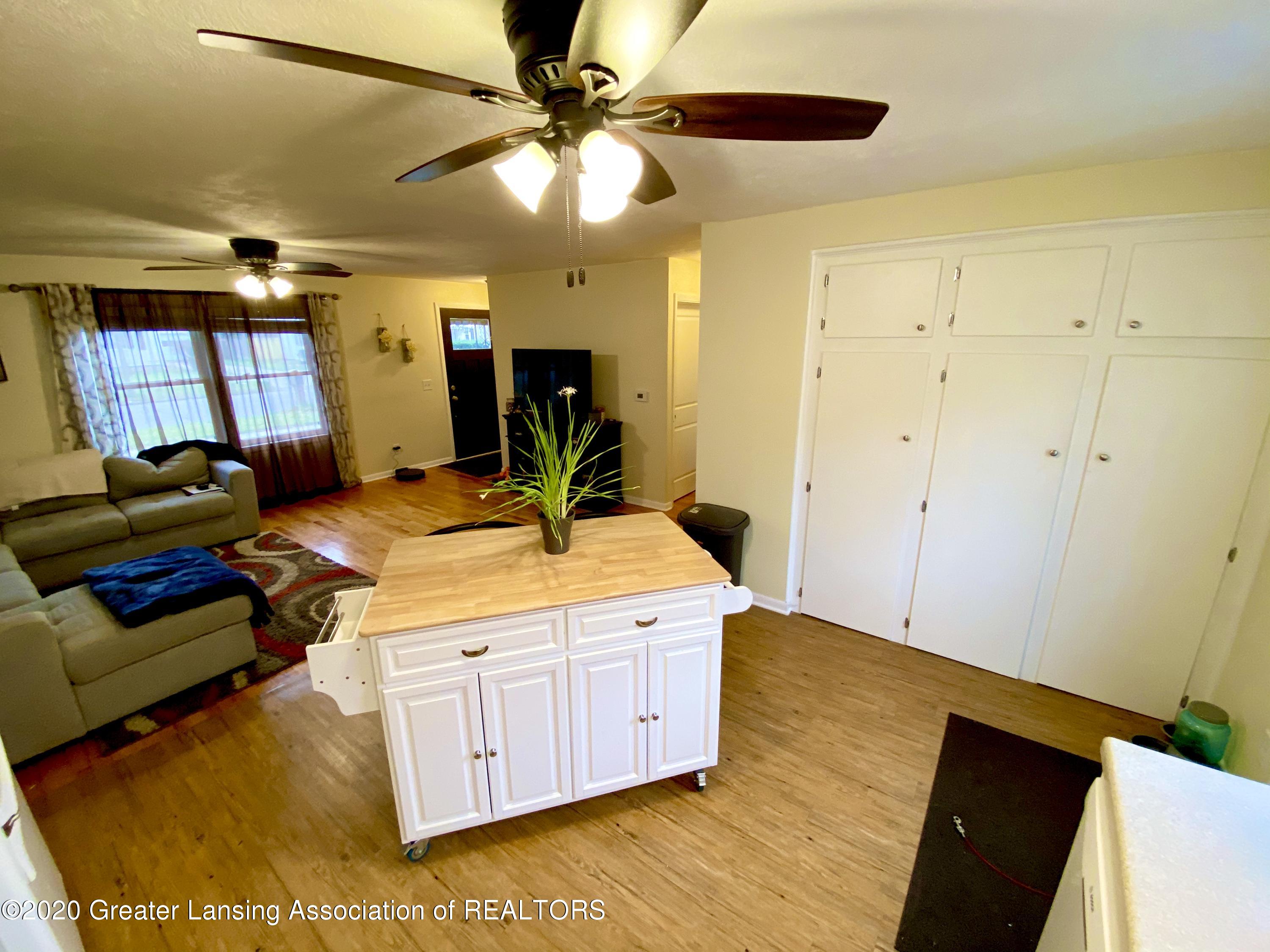 569 Armstrong Road Lansing, MI 48911 - Photo 11 of 27 10 Kitchen 2 LR