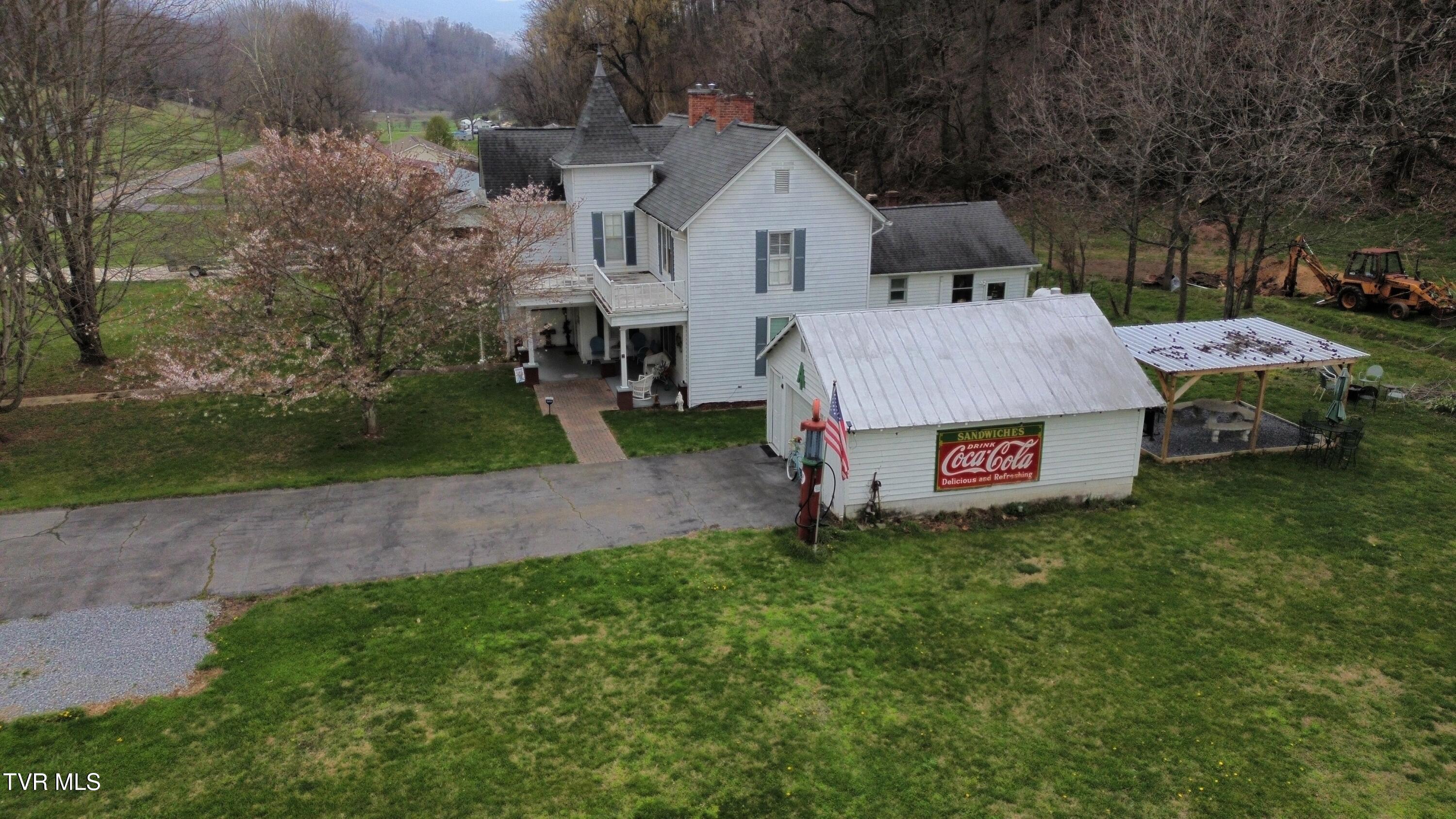 21786 Monroe Road Damascus, VA 24236 - Photo 2 of 47 dji_fly_20260121_202212_900_177454100993