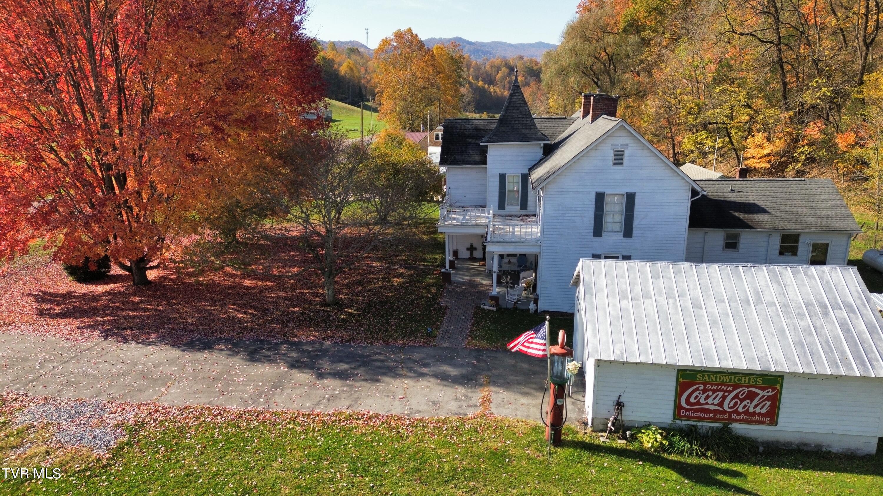 21786 Monroe Road Damascus, VA 24236 - Photo 4 of 47 dji_fly_20240928_231422_990_173021664394