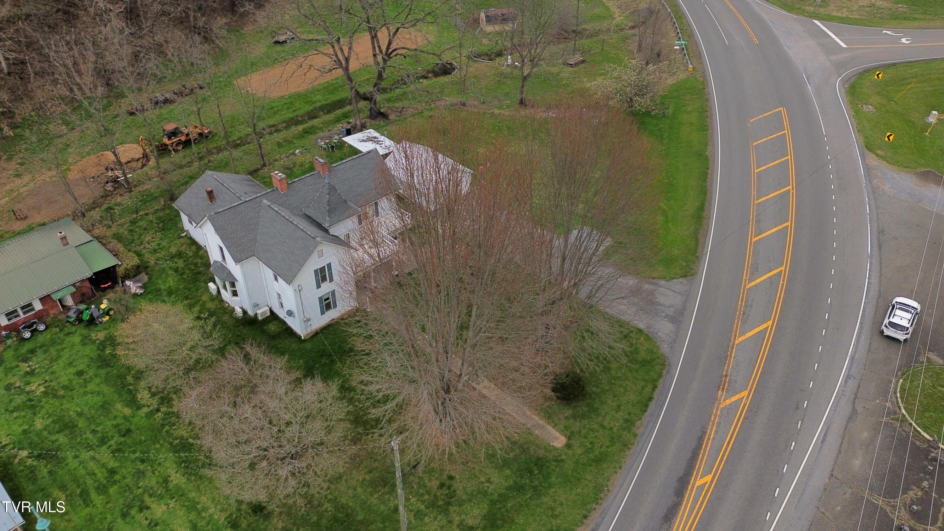 21786 Monroe Road Damascus, VA 24236 - Photo 5 of 47 dji_fly_20260121_202124_898_177454101143