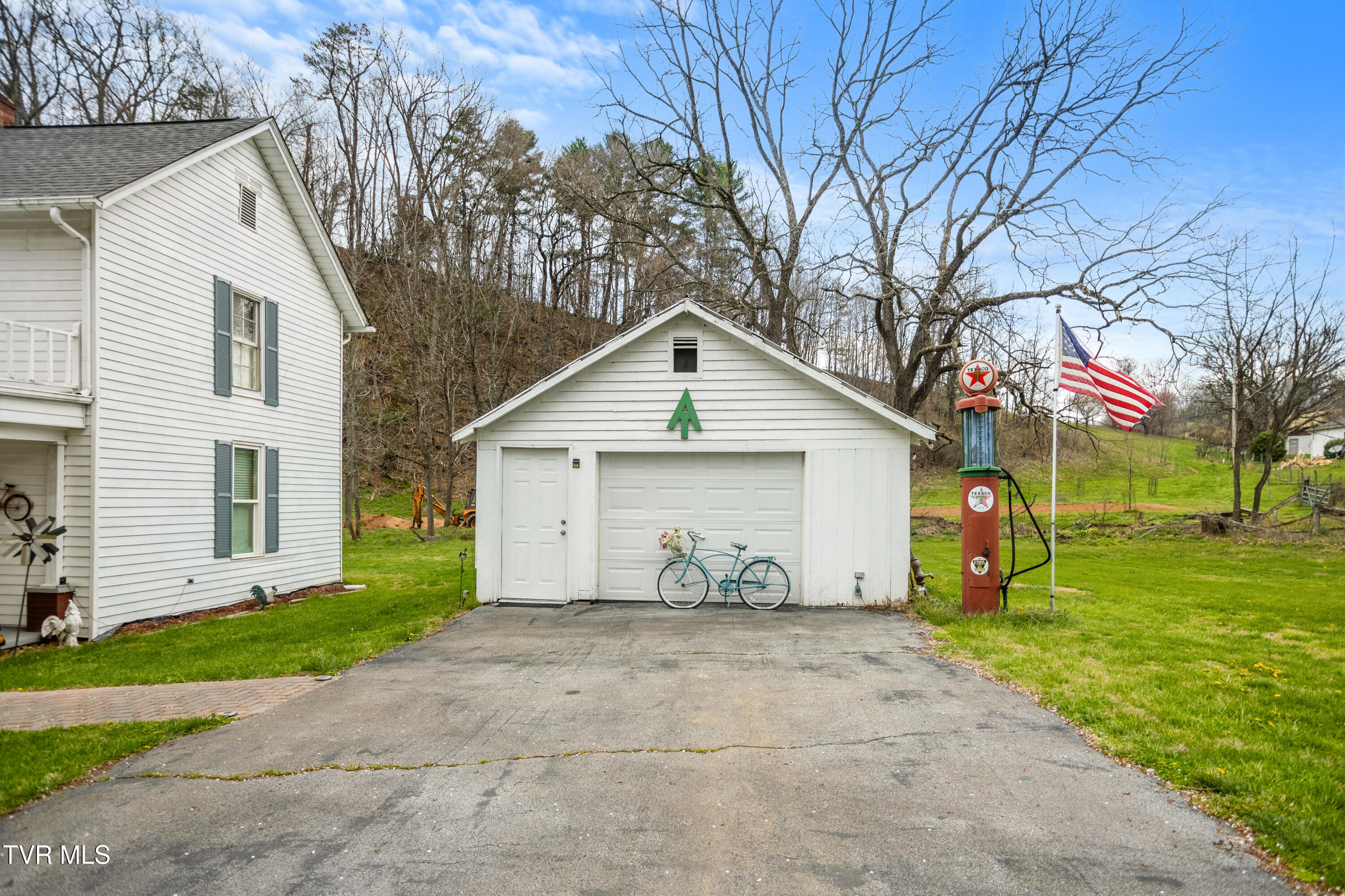 21786 Monroe Road Damascus, VA 24236 - Photo 7 of 47 177A2660-HDR_1