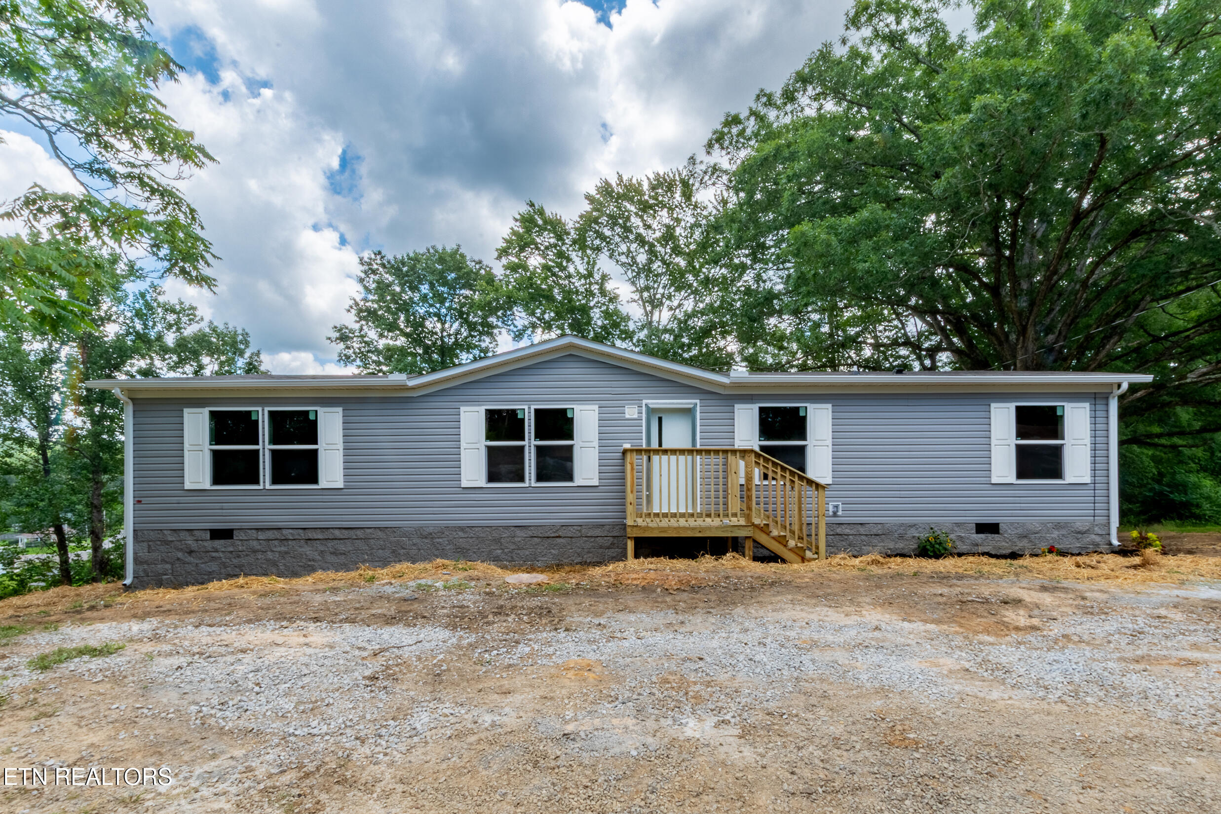 200 Burnett Lane Oneida, TN 37841 - Photo 1 of 36 200 Burnett Ln Oneida, TN DSC_4878-HDR