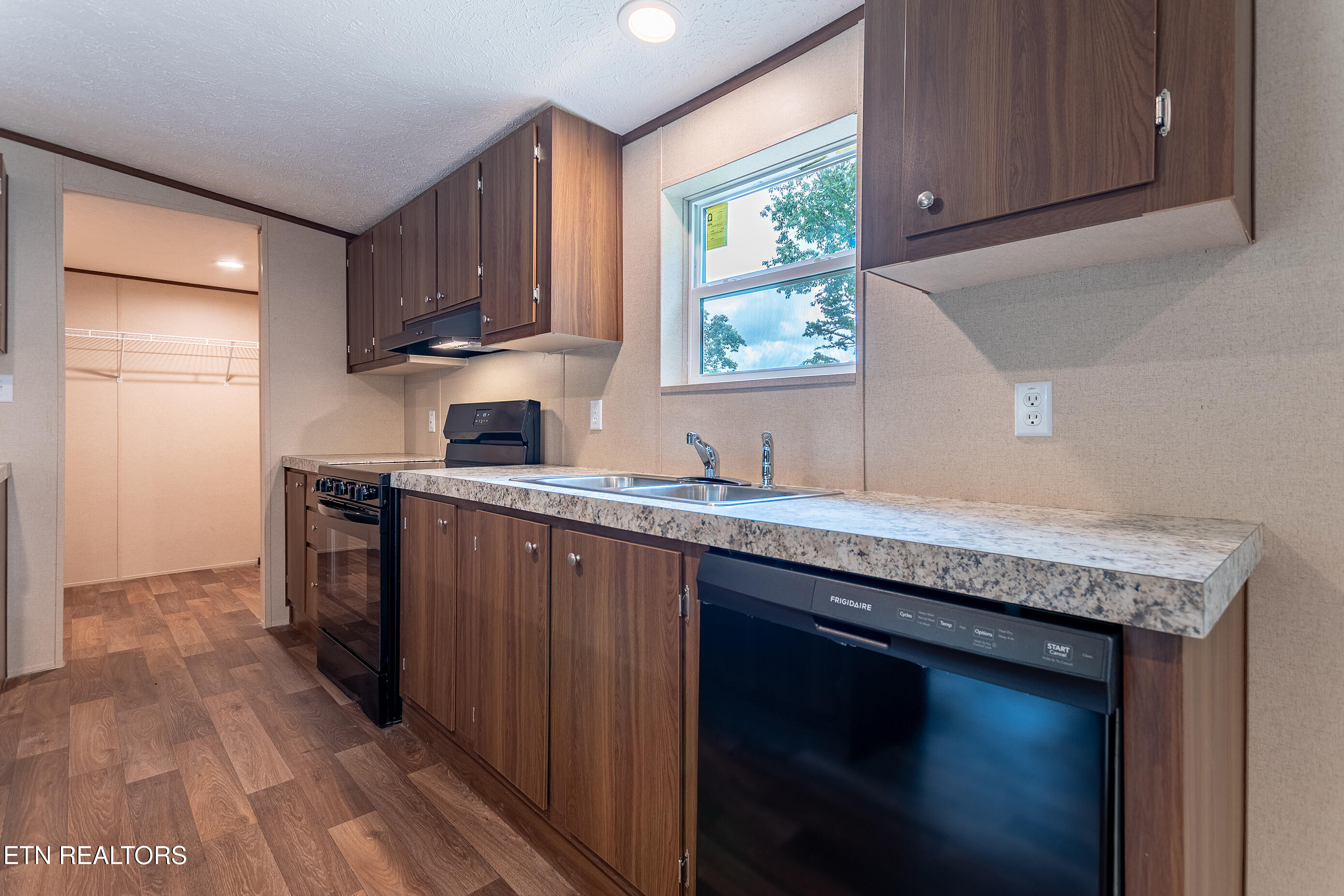 200 Burnett Lane Oneida, TN 37841 - Photo 12 of 36 200 Burnett Ln Oneida, TN DSC_4809-HDR