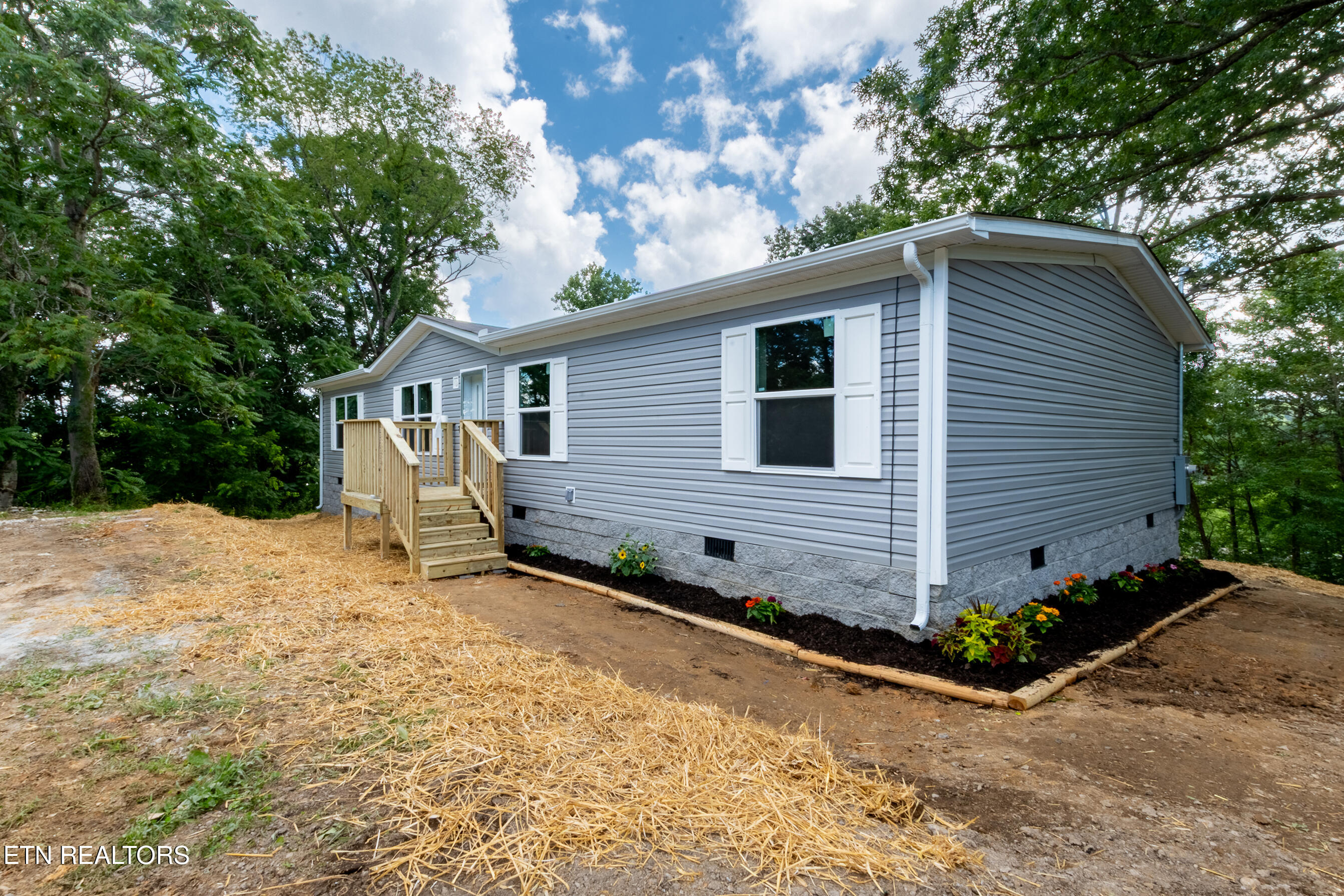 200 Burnett Lane Oneida, TN 37841 - Photo 2 of 36 200 Burnett Ln Oneida, TN DSC_4875-HDR