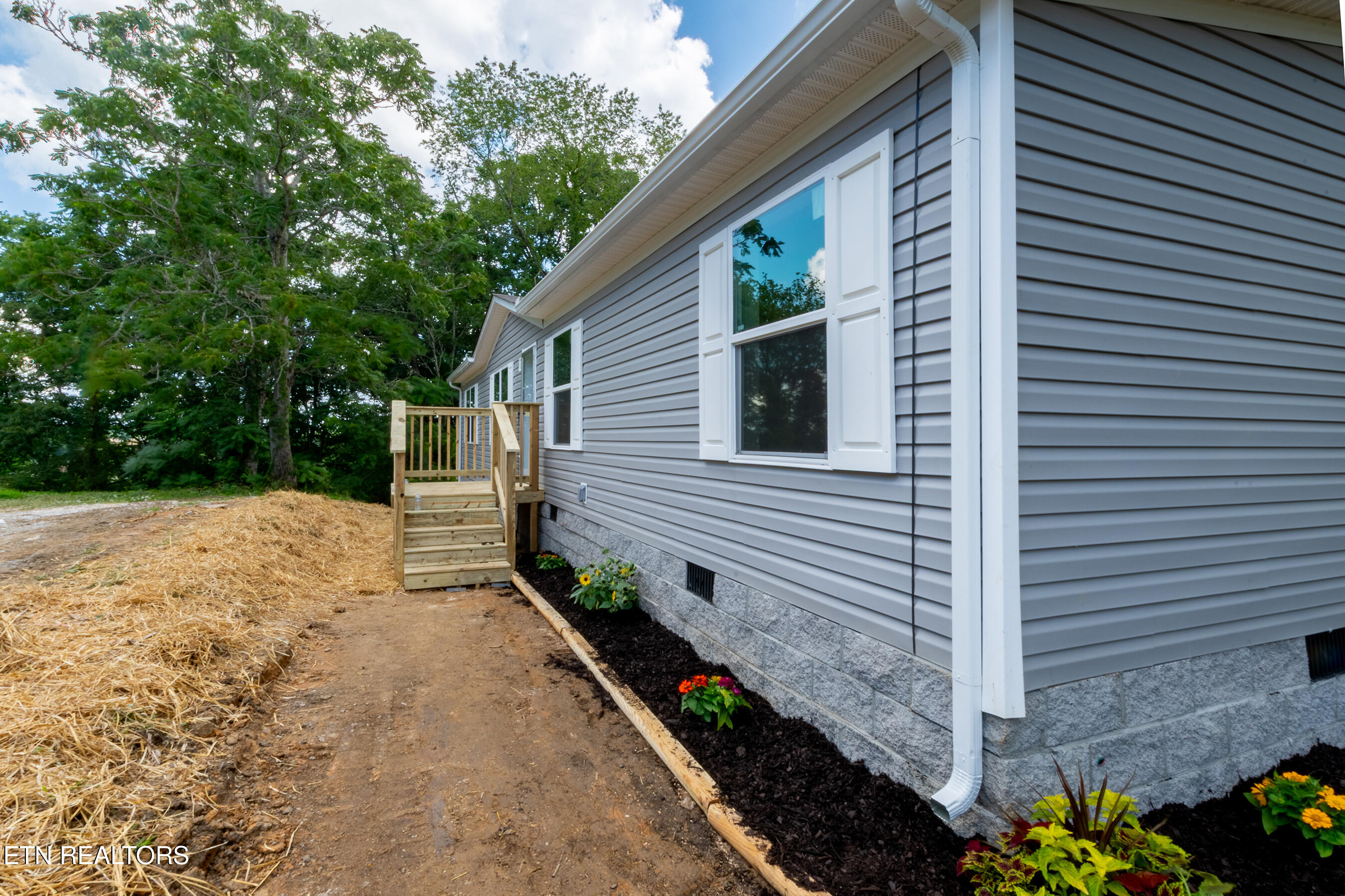 200 Burnett Lane Oneida, TN 37841 - Photo 4 of 36 200 Burnett Ln Oneida, TN DSC_4887-HDR