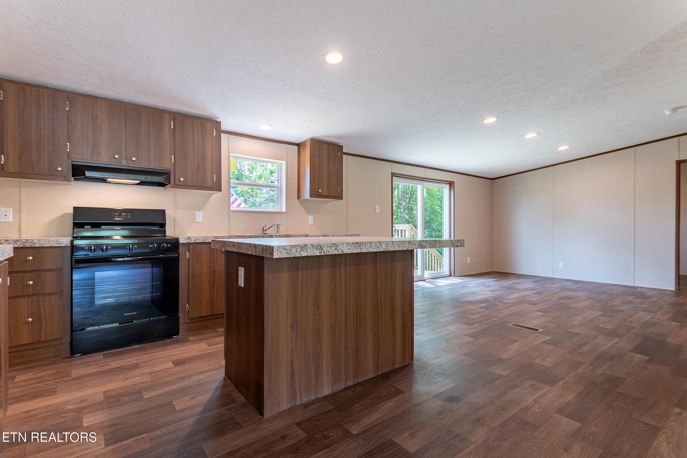 200 Burnett Lane Oneida, TN 37841 - Photo 8 of 36 200 Burnett Ln Oneida, TN DSC_4788-HDR