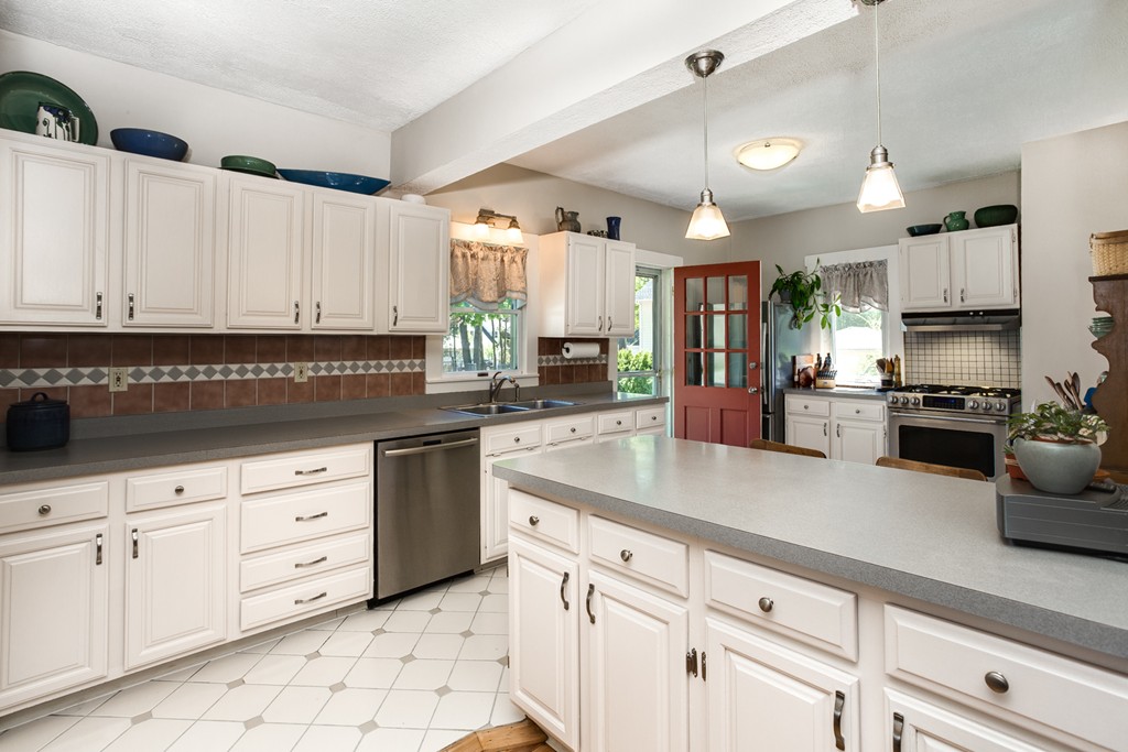 22 Guild Road Worcester, MA 01602 - Photo 10 of 30 Gallery Image 10
