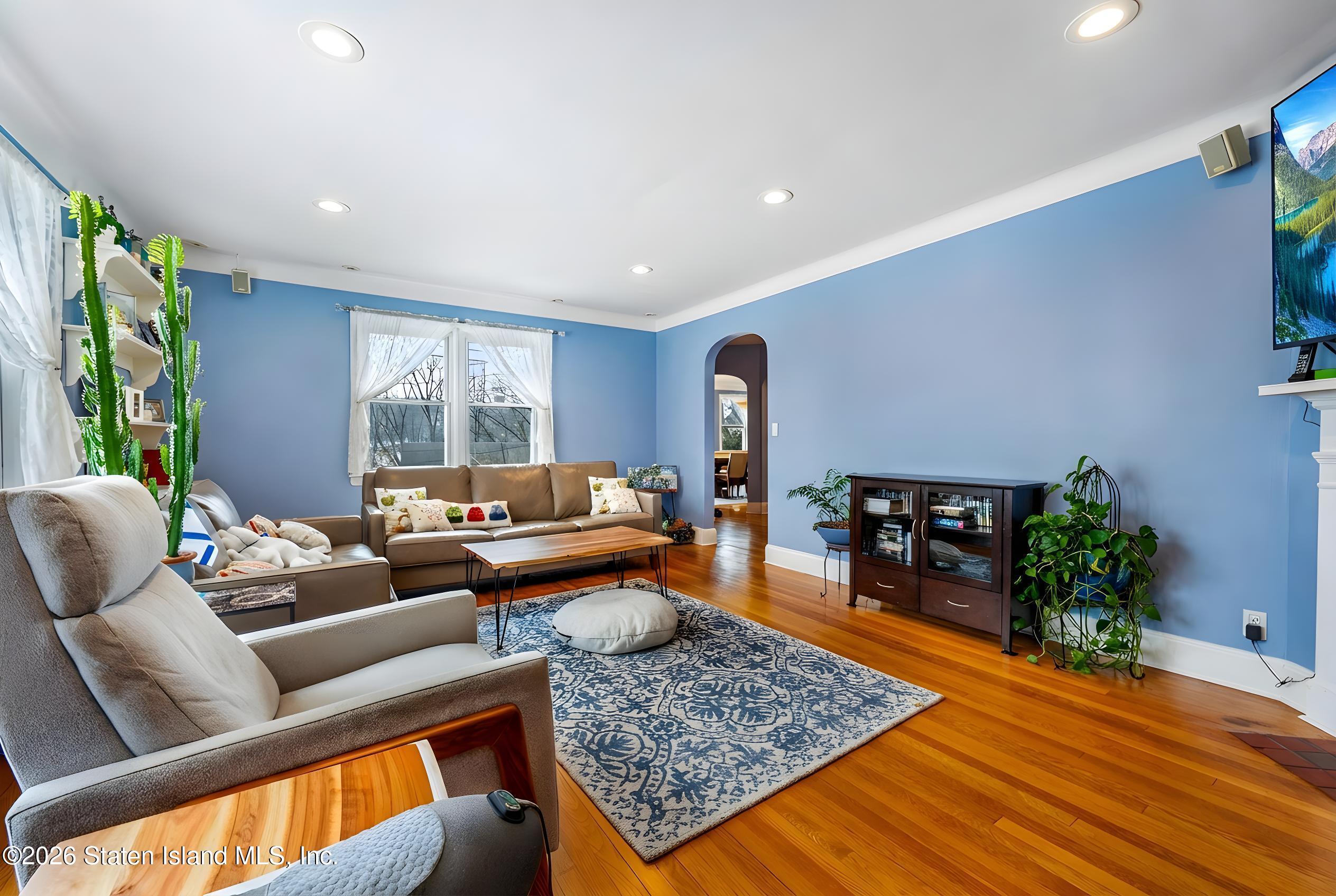 34 Holsman Road Staten Island, NY 10301 - Photo 9 of 33 34 Holsman Rd 8