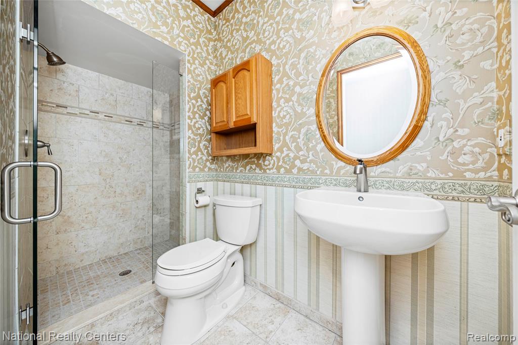 26131 Pleasant Valley Road Farmington Hills, MI 48331 - Photo 23 of 61