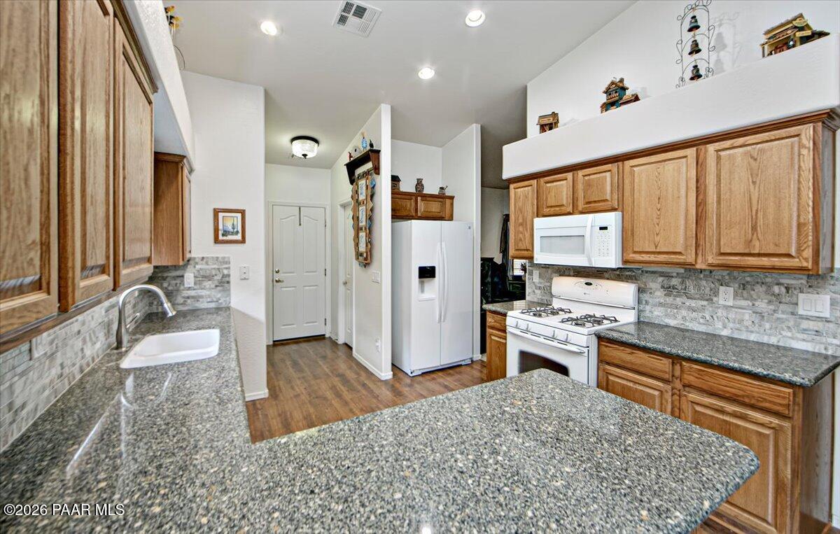 7915 North Sunset Ridge Prescott Valley, AZ 86315 - Photo 7 of 23 07-Kitchen