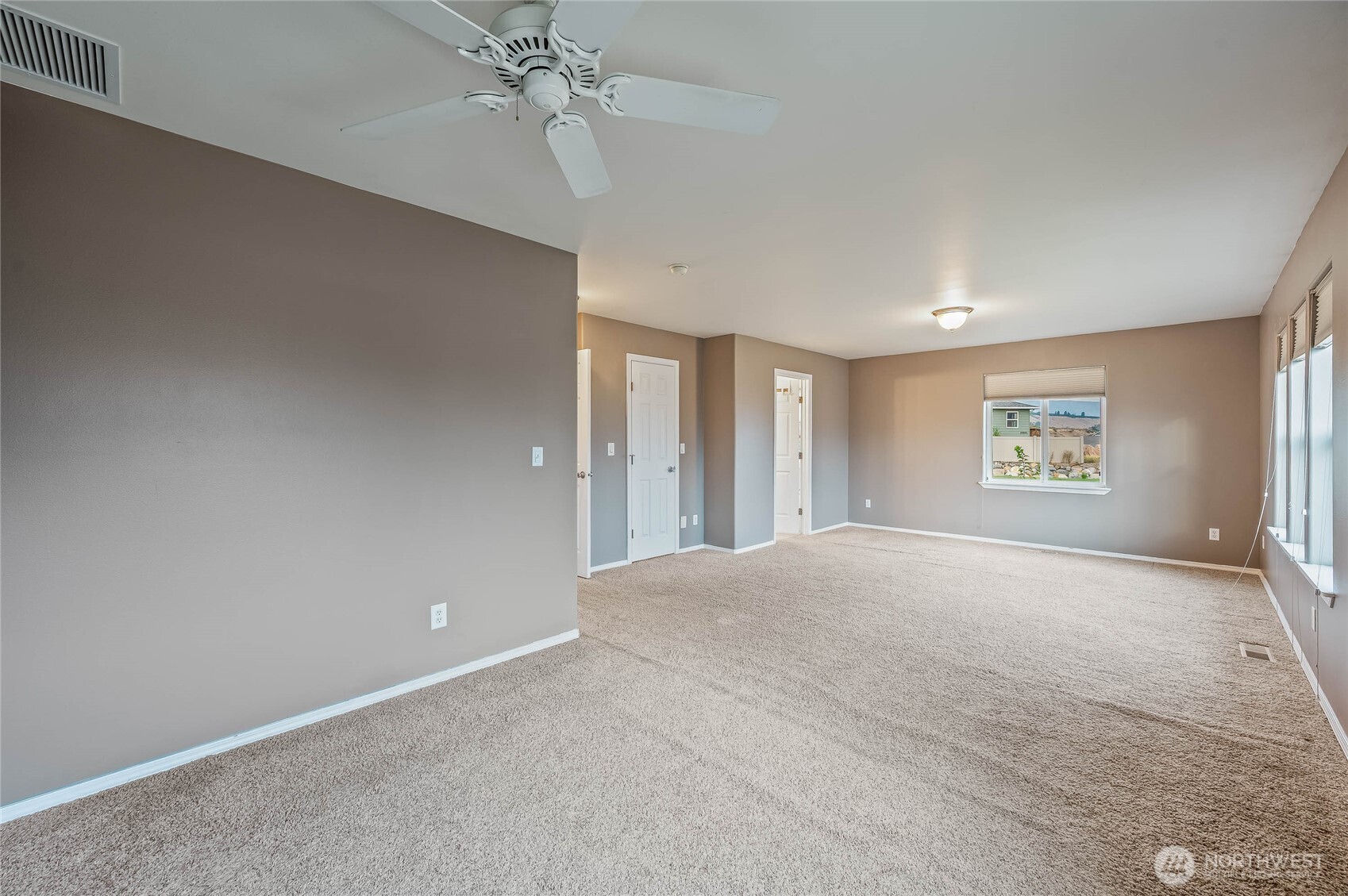2840 Akamai Way East Wenatchee, WA 98802 - Photo 16 of 39 a view of an empty room with a window