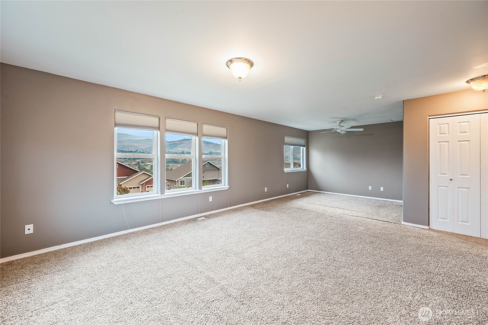 2840 Akamai Way East Wenatchee, WA 98802 - Photo 18 of 39 a view of an empty room with a window