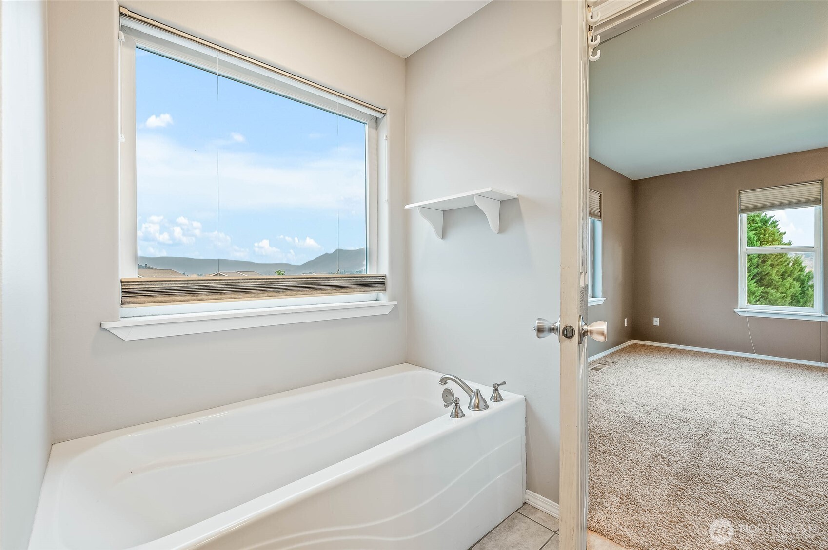 2840 Akamai Way East Wenatchee, WA 98802 - Photo 20 of 39 a bathroom with a bathtub and a shower