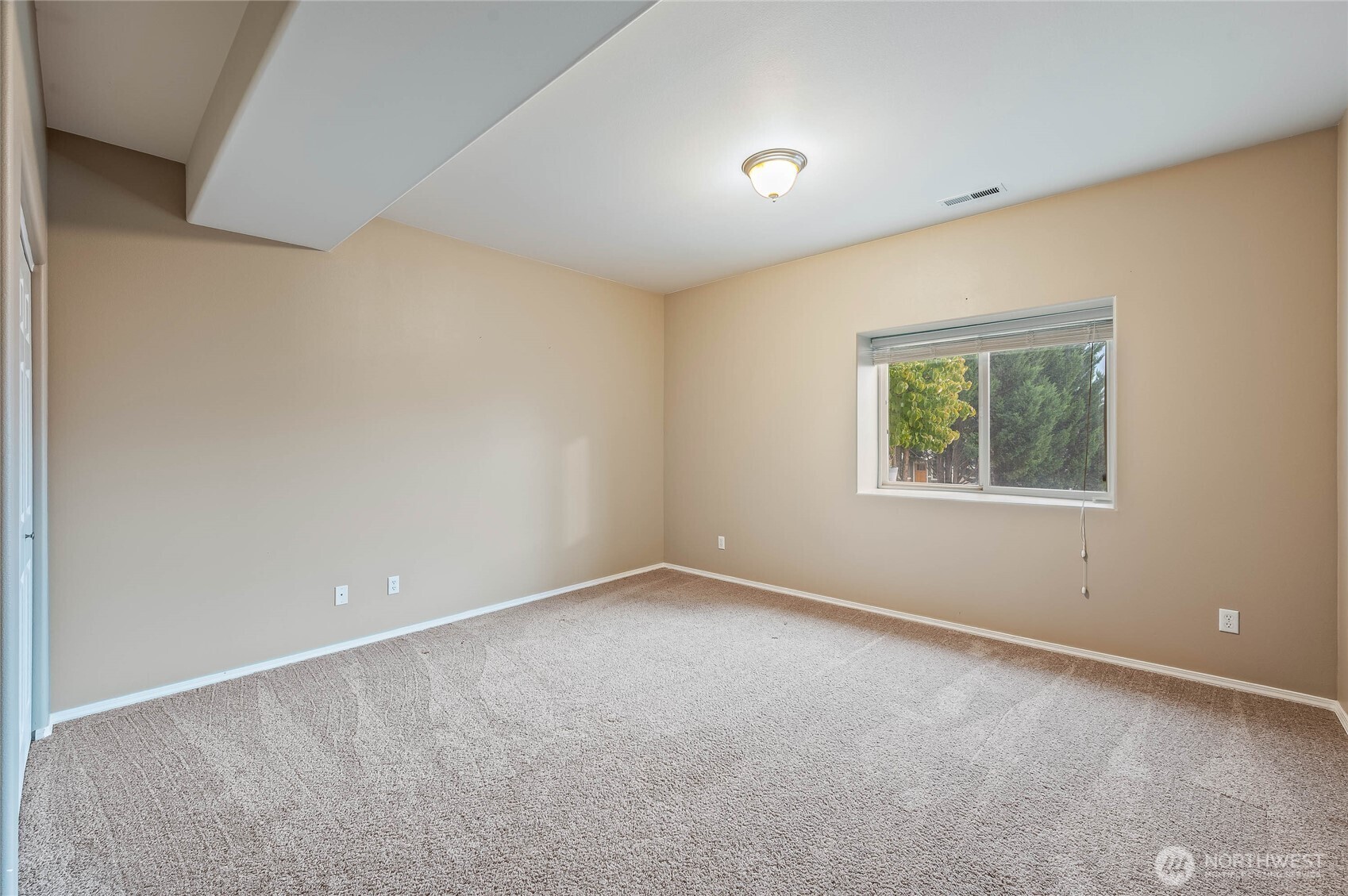 2840 Akamai Way East Wenatchee, WA 98802 - Photo 23 of 39 an empty room with a window