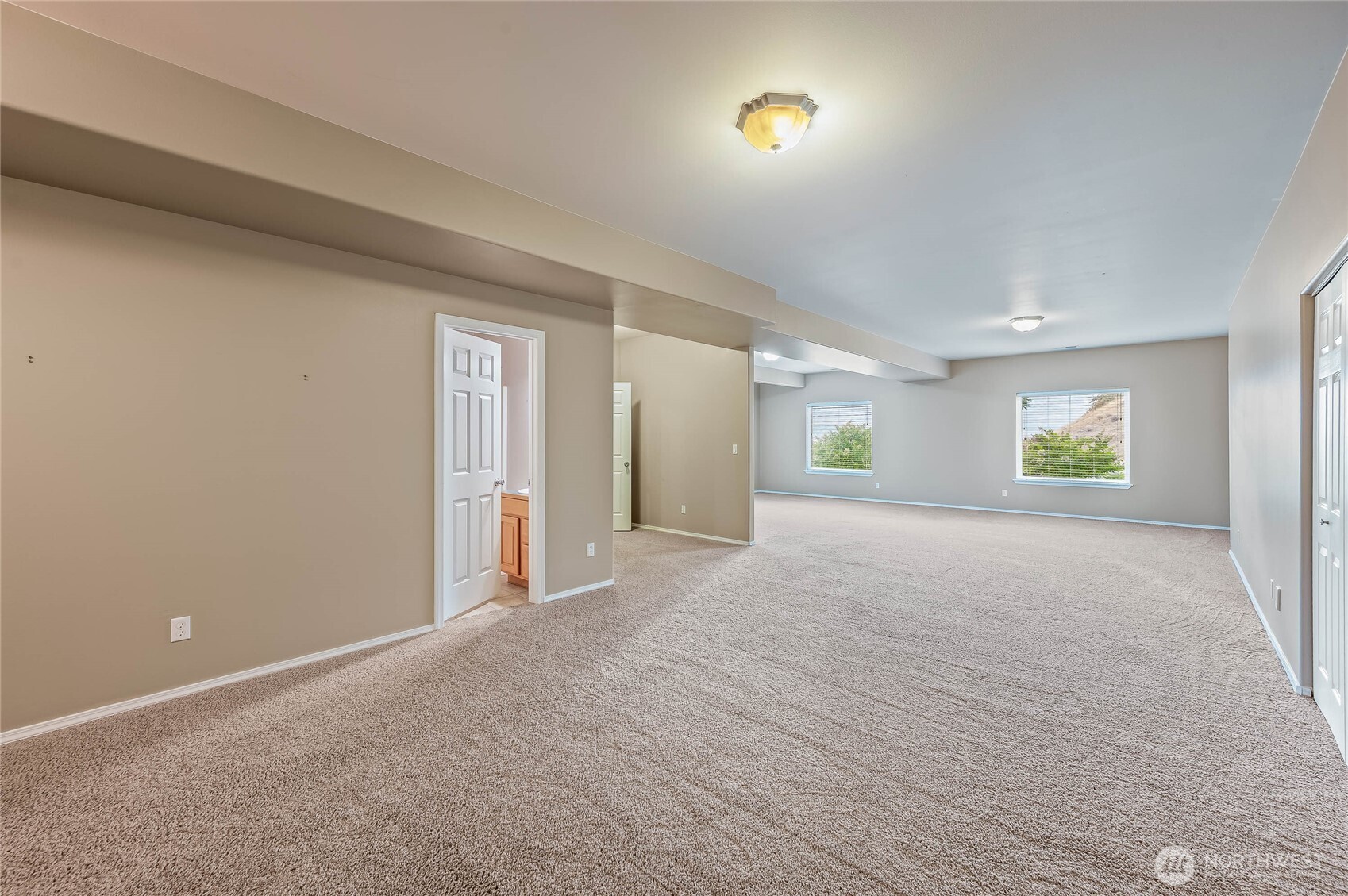 2840 Akamai Way East Wenatchee, WA 98802 - Photo 25 of 39 a view of an empty room with a window