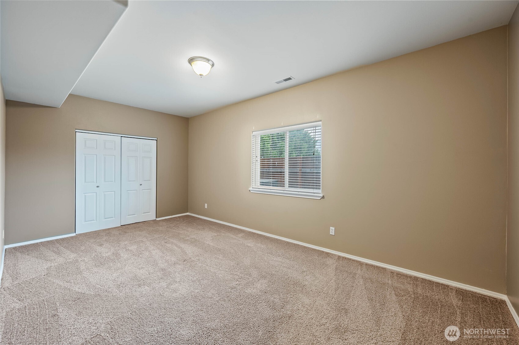 2840 Akamai Way East Wenatchee, WA 98802 - Photo 26 of 39 an empty room with windows