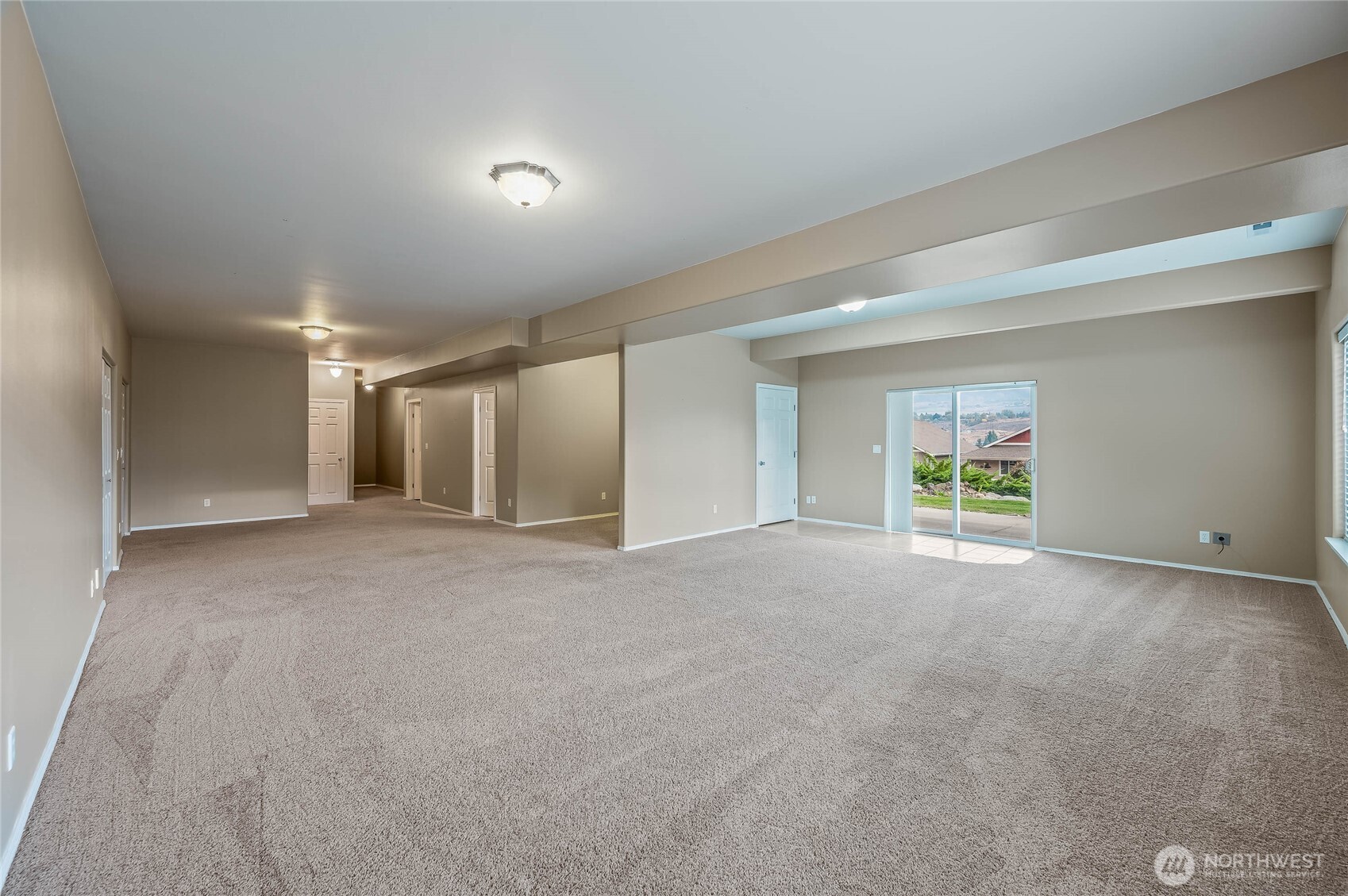 2840 Akamai Way East Wenatchee, WA 98802 - Photo 27 of 39 a view of a big room with windows and chandelier fan