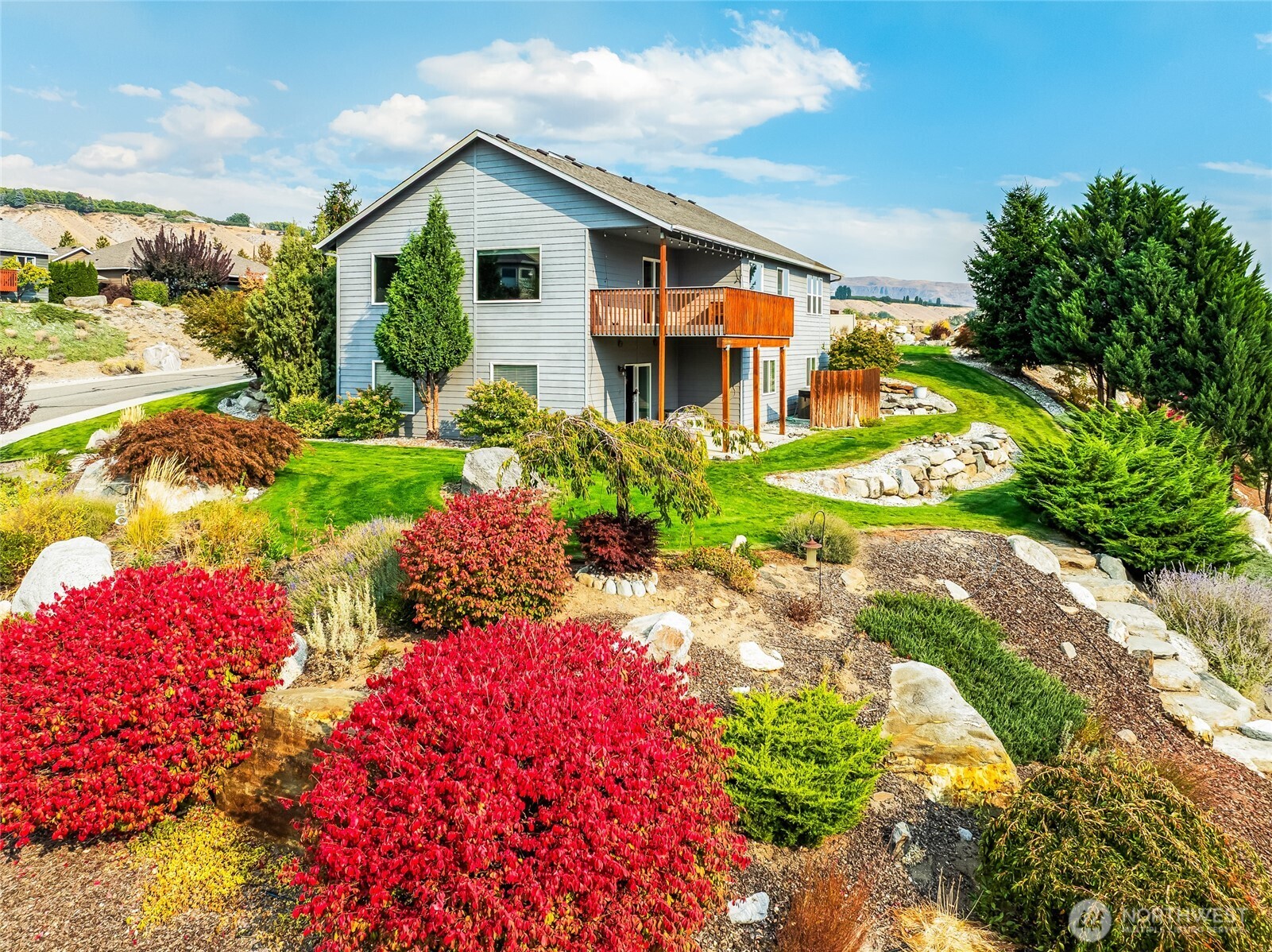 2840 Akamai Way East Wenatchee, WA 98802 - Photo 3 of 39 a front view of house with yard and green space