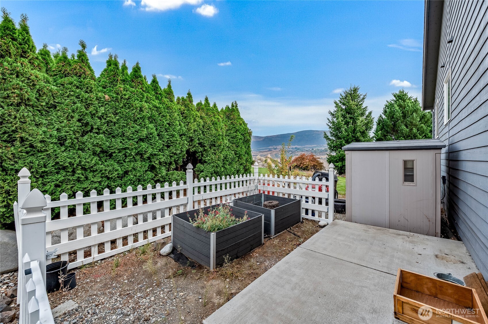 2840 Akamai Way East Wenatchee, WA 98802 - Photo 33 of 39 a view of a porch with furniture and garden
