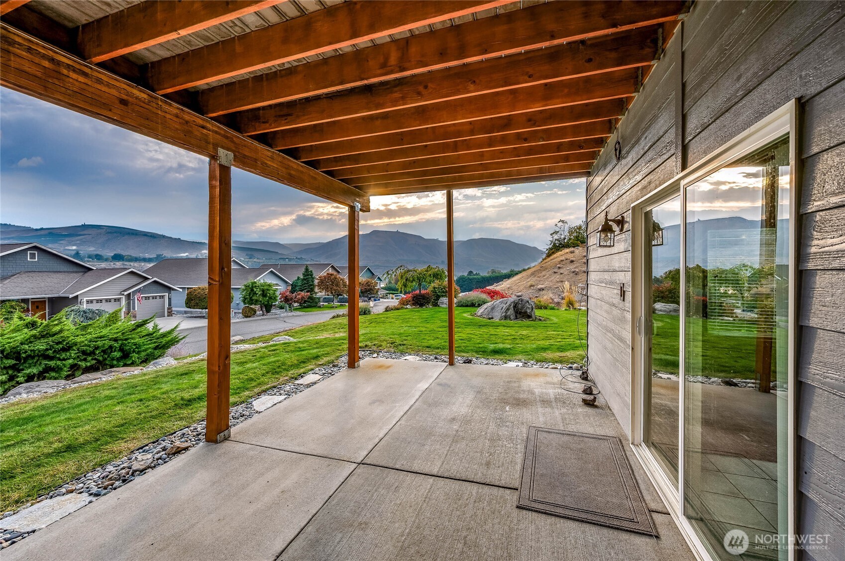 2840 Akamai Way East Wenatchee, WA 98802 - Photo 34 of 39 a view of a backyard