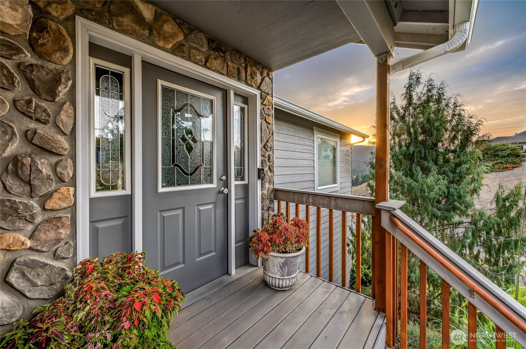 2840 Akamai Way East Wenatchee, WA 98802 - Photo 36 of 39 a balcony with wooden floor and potted plant