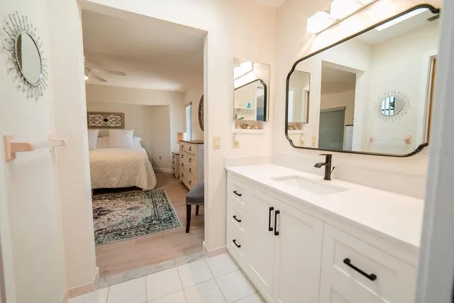 a en suite bathroom with a double vanity sink and mirror