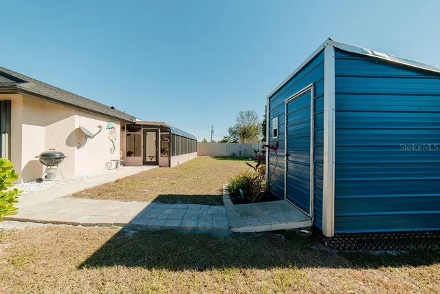 a view of backyard of the house
