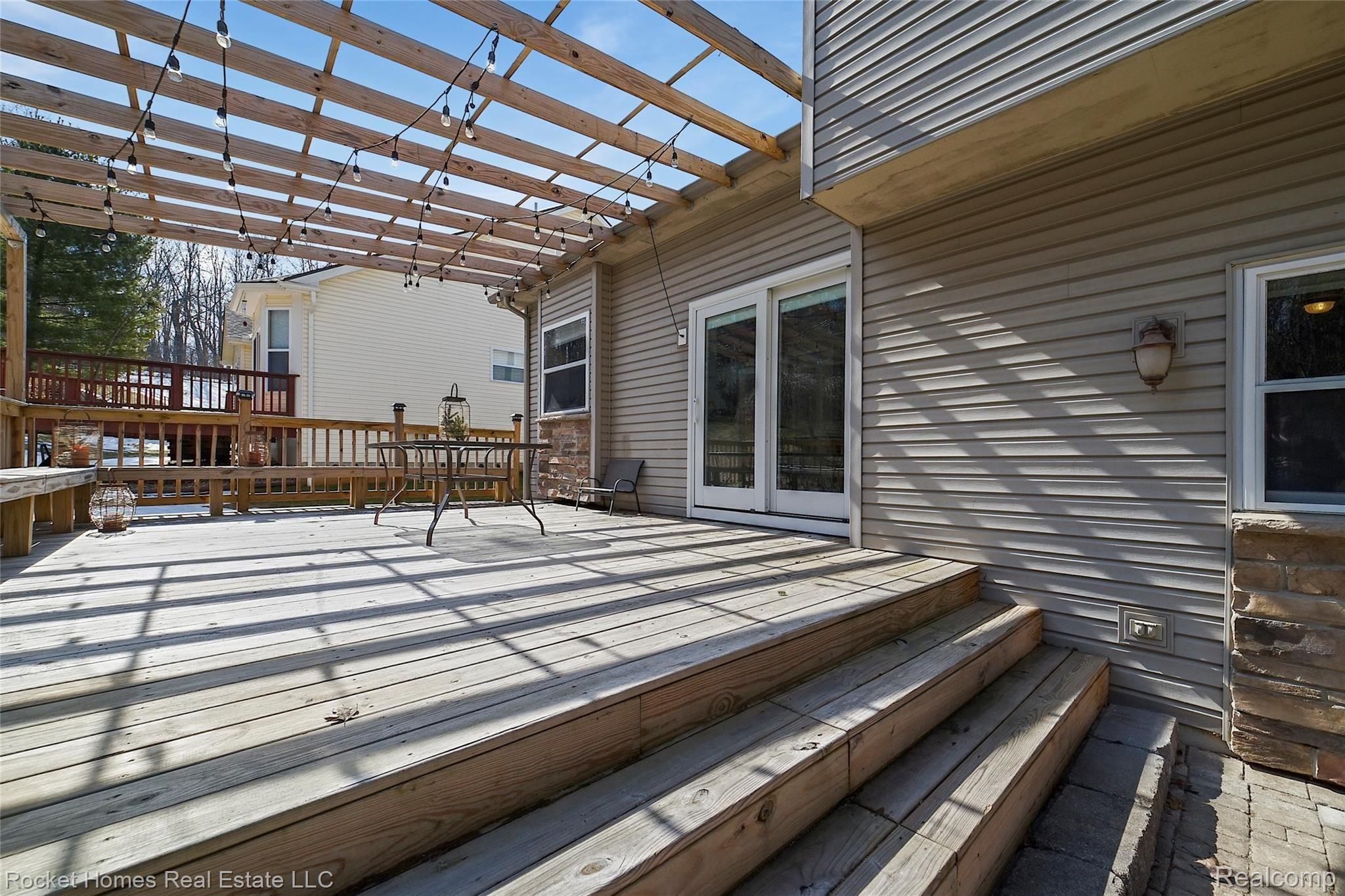 138 Eagle Ridge Road Lake Orion, MI 48360 - Photo 33 of 39 033-photo-deck-9004589.jpg