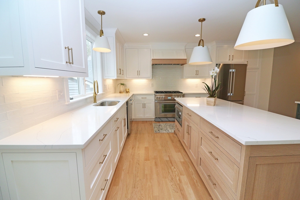 41 Curve Street Needham, MA 02492 - Photo 3 of 28