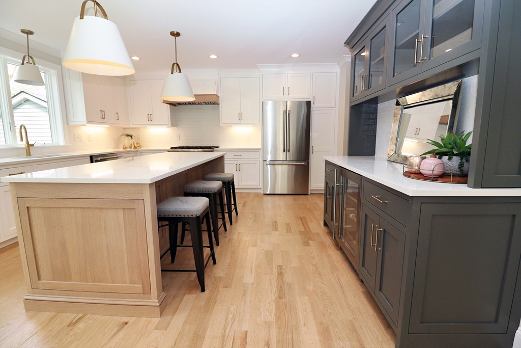 41 Curve Street Needham, MA 02492 - Photo 4 of 28