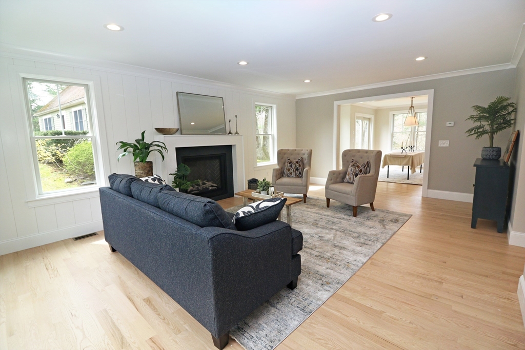 41 Curve Street Needham, MA 02492 - Photo 9 of 28