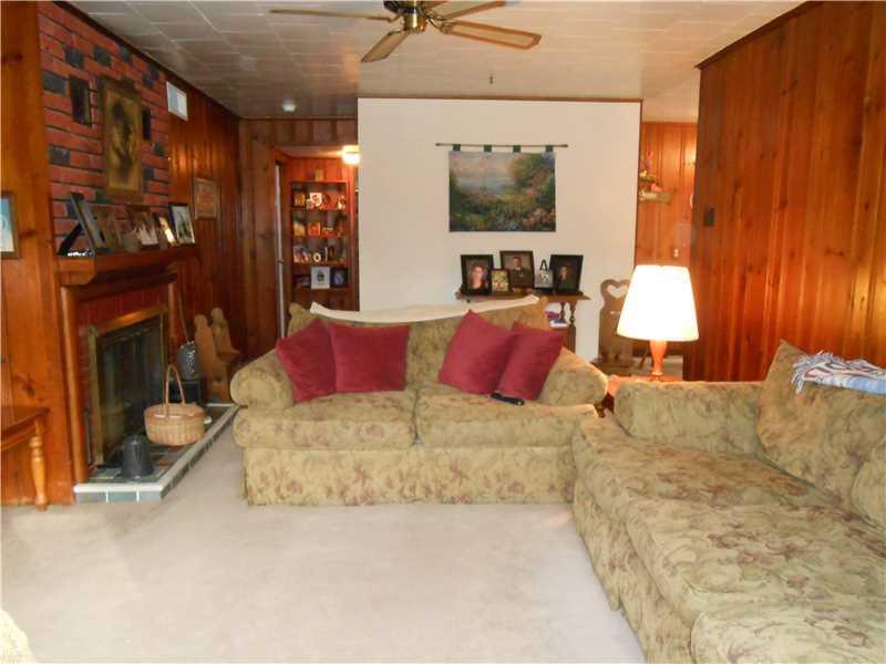 246 Old Hickory Road New Castle, PA 16102 - Photo 11 of 22 Living Room.