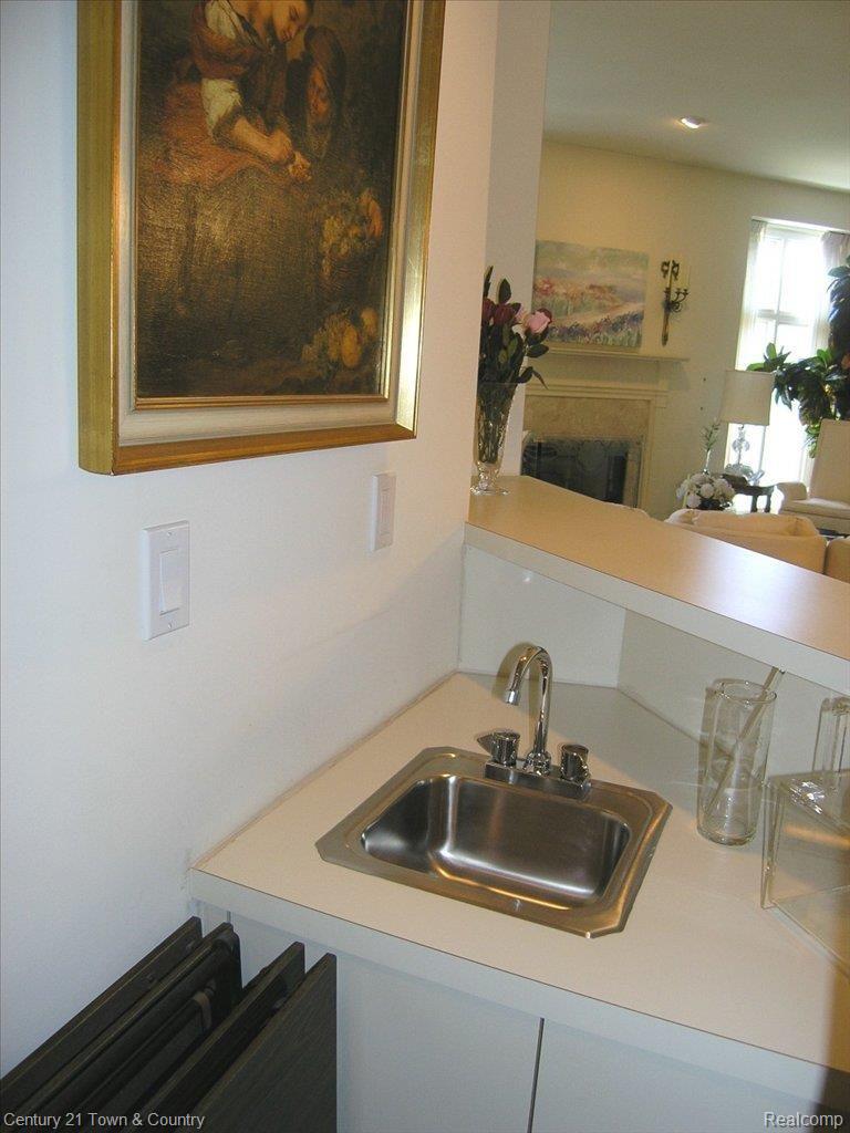 6575 Noble Road West Bloomfield, MI 48322 - Photo 9 of 22 Wet Bar