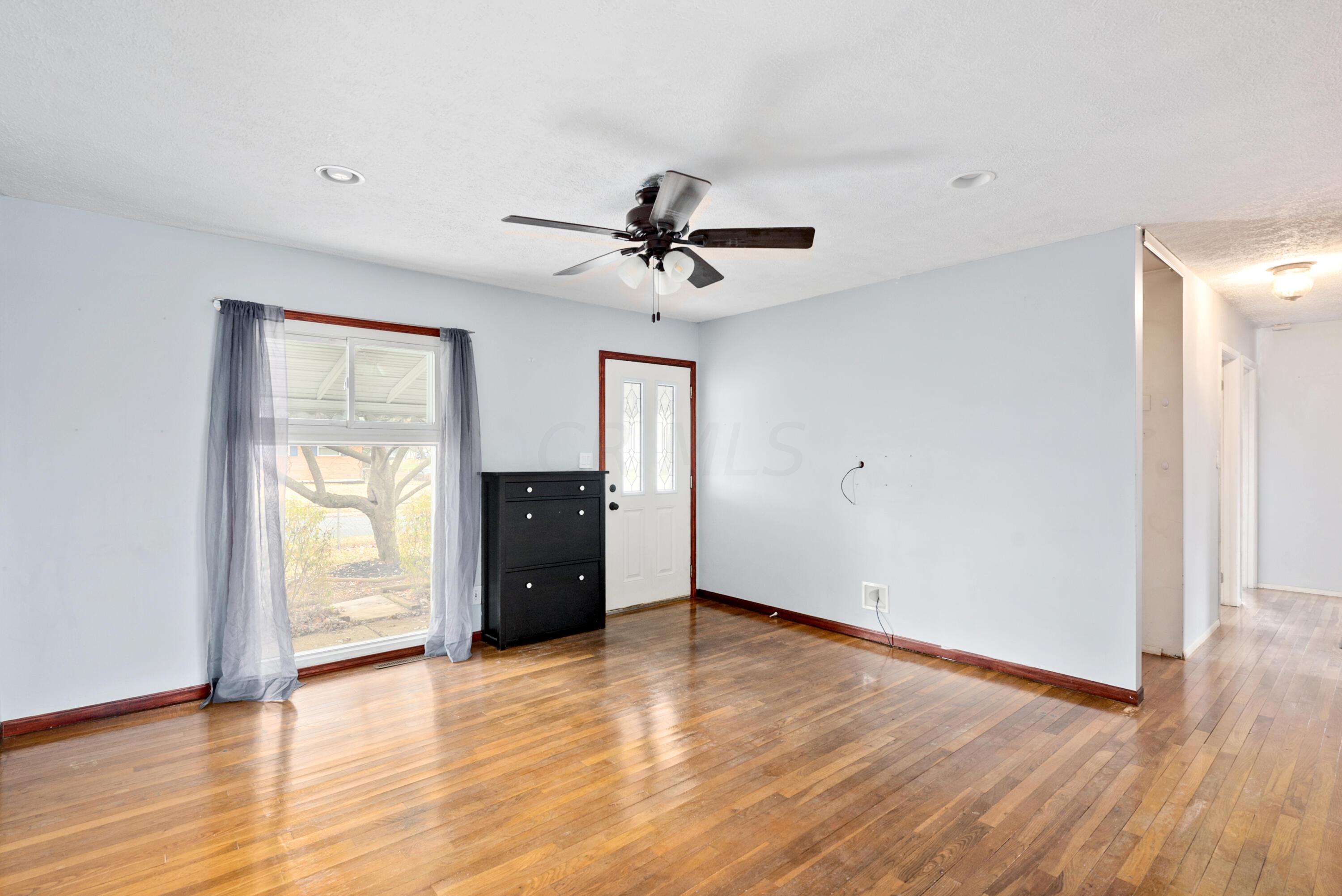 3591 Tremaine Road Columbus, OH 43232 - Photo 4 of 37 Living Room