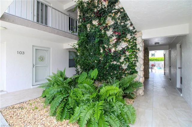 $7,000 | 333 4th Avenue South, Unit 202, Naples, FL 34102