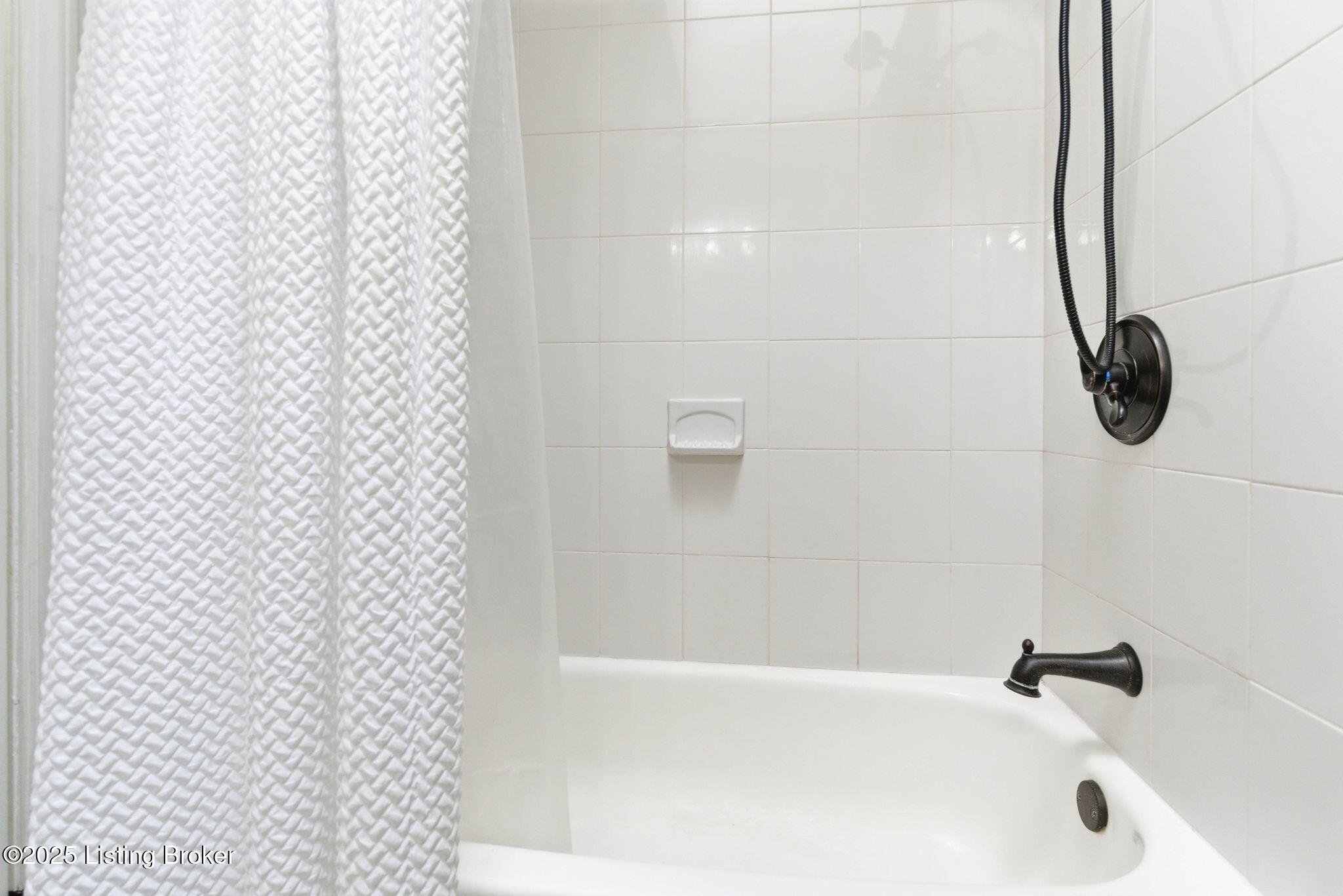4526 Sandhill Road Louisville, KY 40219 - Photo 22 of 57 Full Bathroom1.2