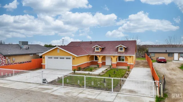 an outdoor space with lots of white furniture