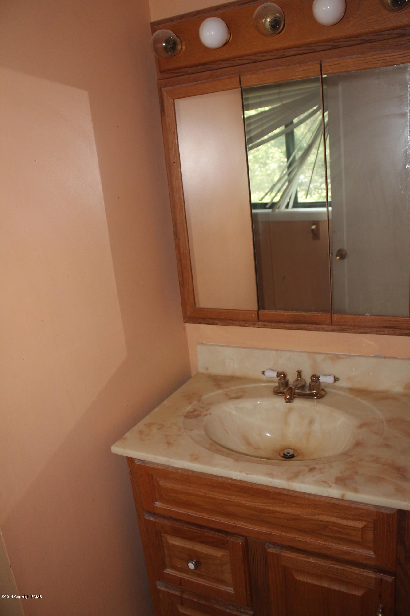 5138 Renaissance Lane Tobyhanna, PA 18466 - Photo 15 of 20 Bath