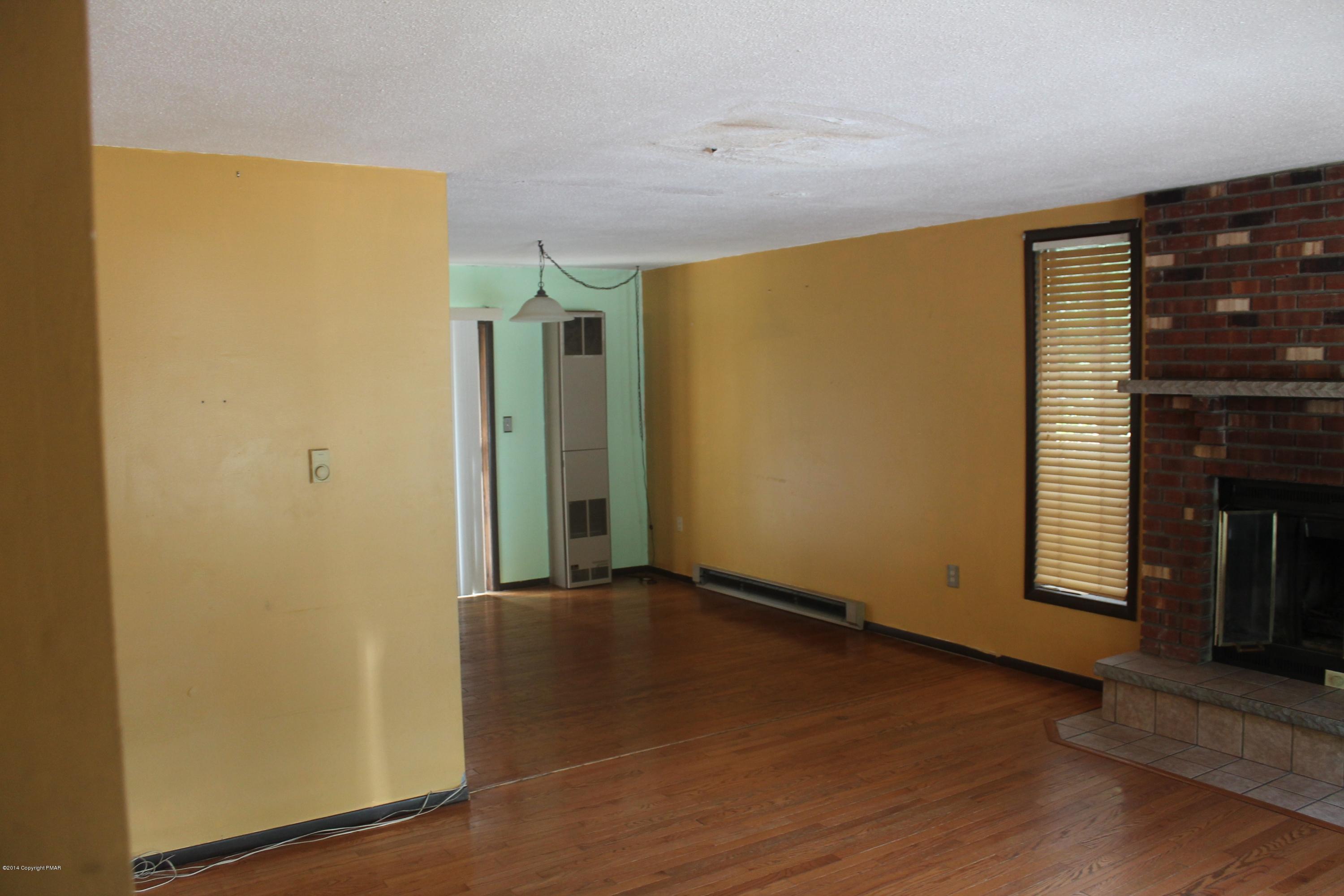 5138 Renaissance Lane Tobyhanna, PA 18466 - Photo 3 of 20 Living room