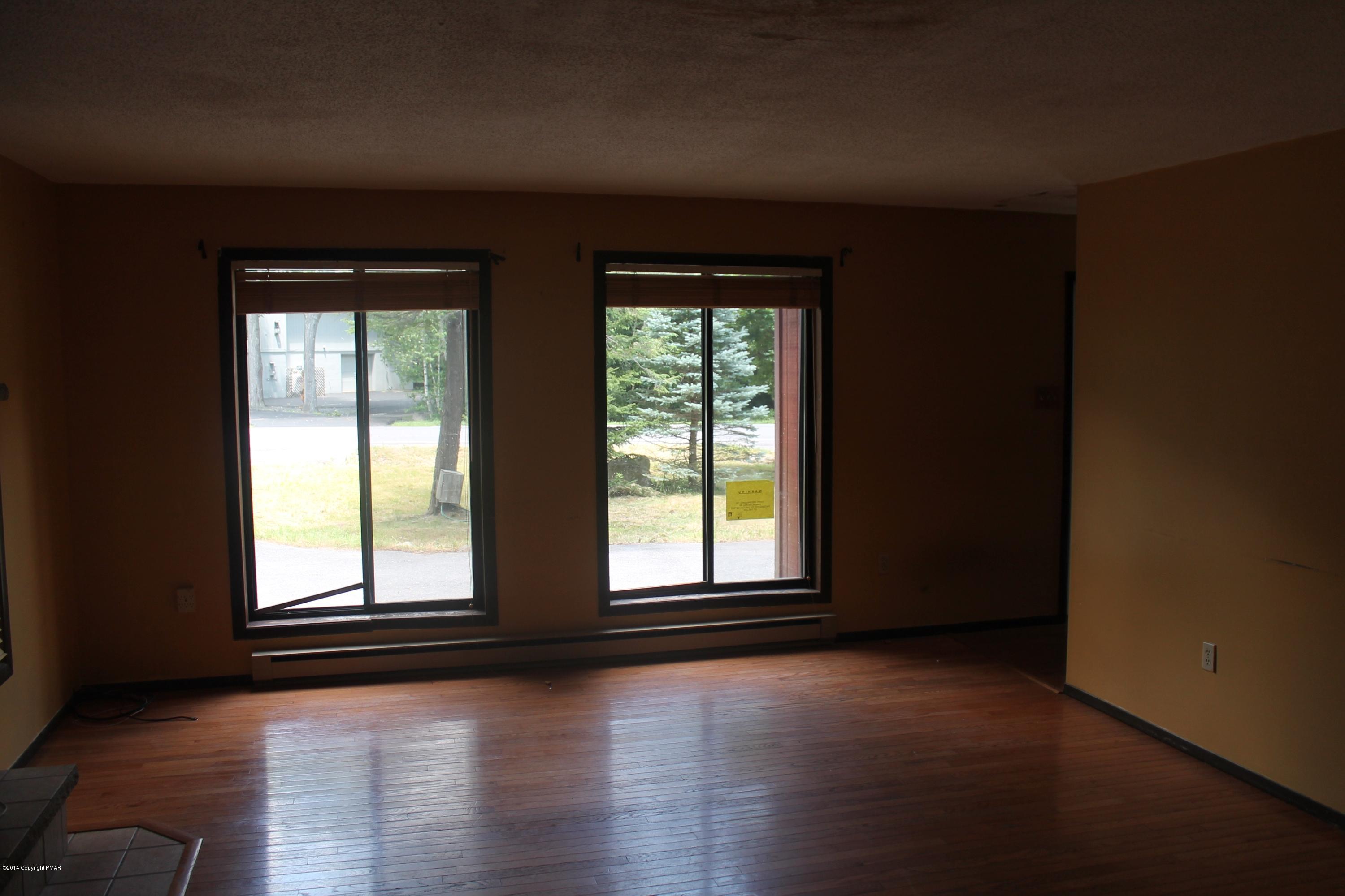 5138 Renaissance Lane Tobyhanna, PA 18466 - Photo 5 of 20 Living room (3)