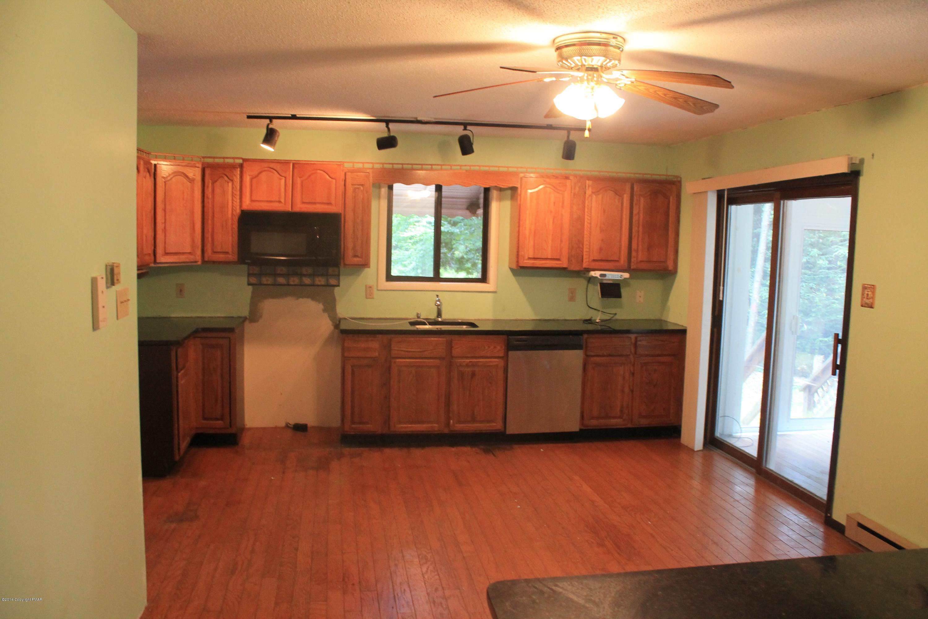 5138 Renaissance Lane Tobyhanna, PA 18466 - Photo 7 of 20 Kitchen