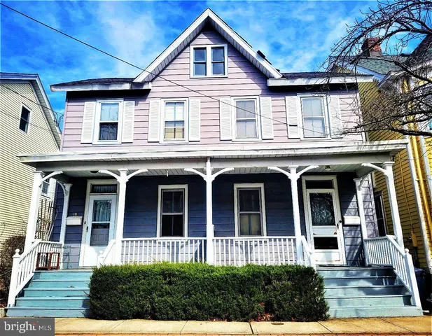a view of a yard in front of house