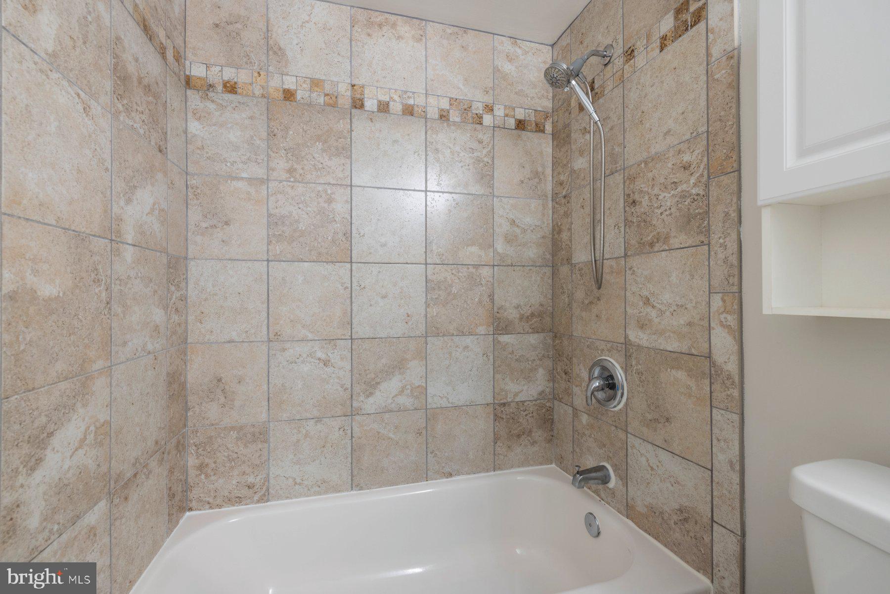 7518 Candytuft Court Springfield, VA 22153 - Photo 30 of 47 a bathroom with a bathtub and toilet