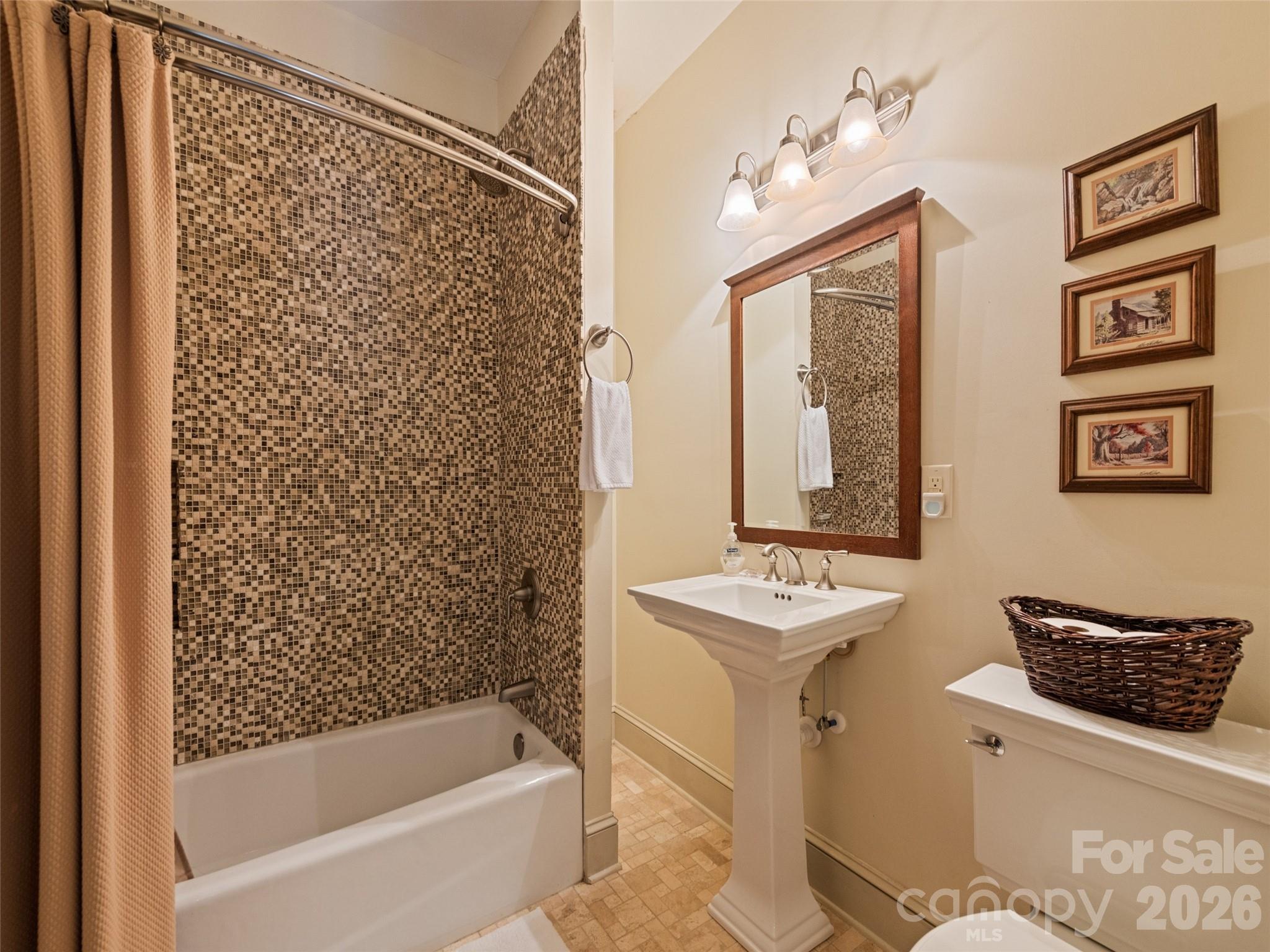 1635 Quest Ridge Sylva, NC 28779 - Photo 27 of 48 a bathroom with a sink a mirror and a bathtub