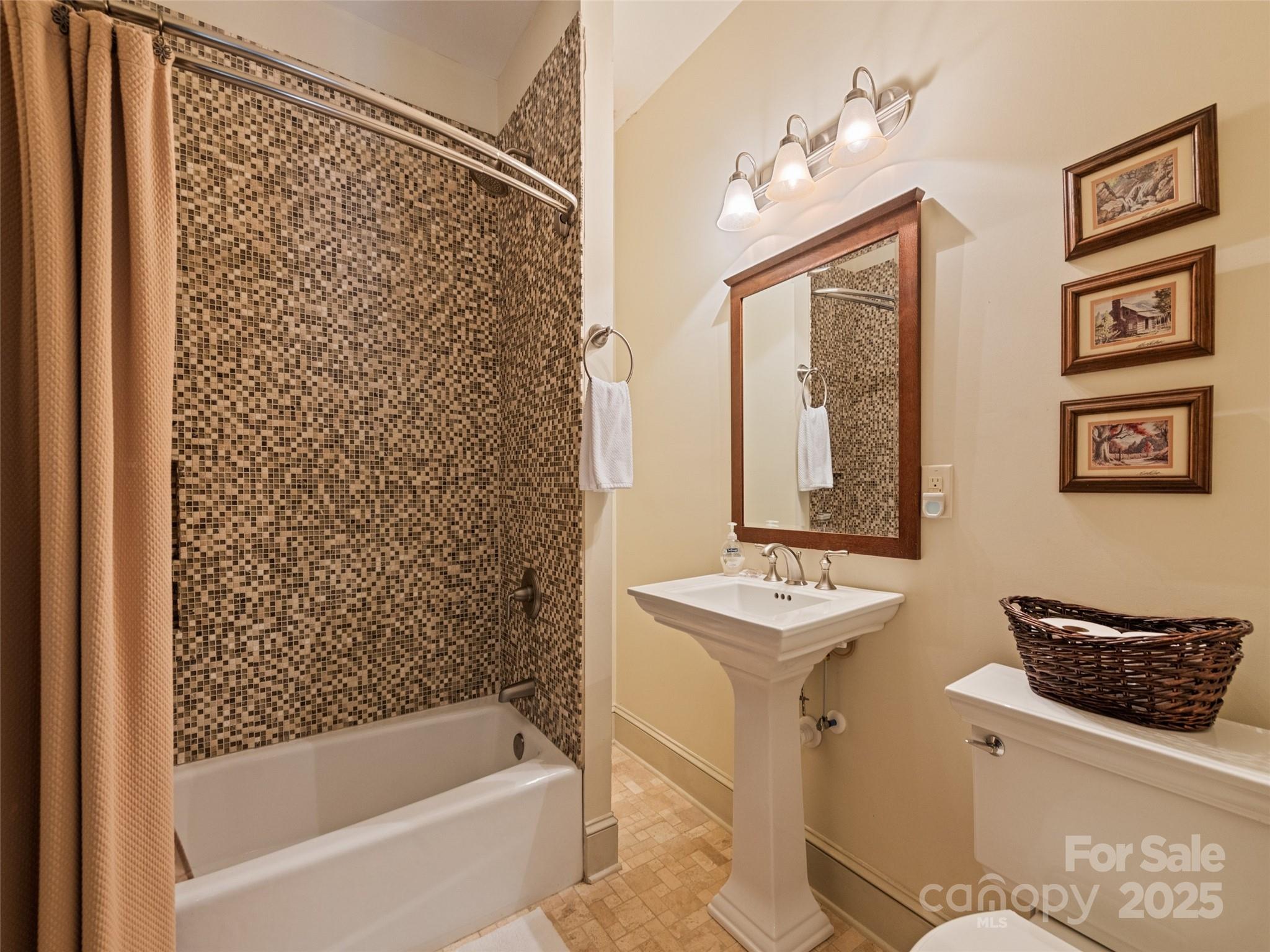 1635 Quest Ridge Sylva, NC 28779 - Photo 28 of 48 a bathroom with a sink a mirror and a bathtub