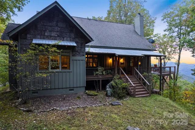 a view of a house with backyard