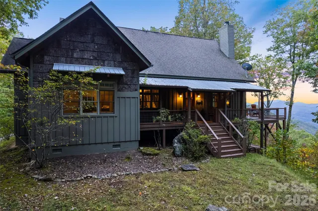 a view of a house with backyard