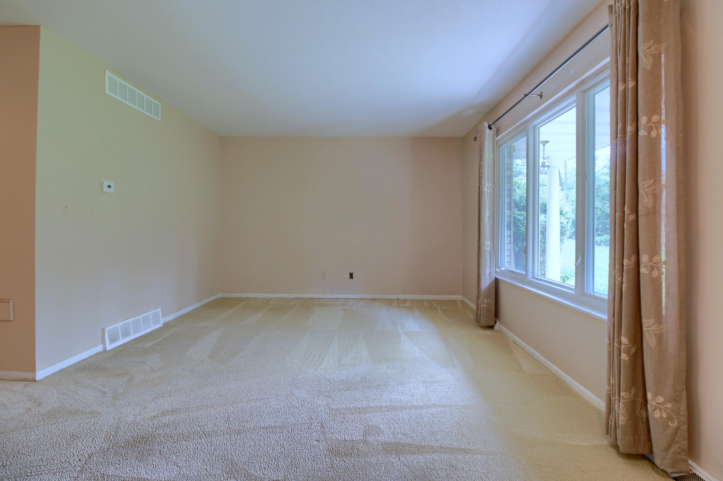 39 Judd Road Milan, MI 48160 - Photo 7 of 32 Living-Room (1)