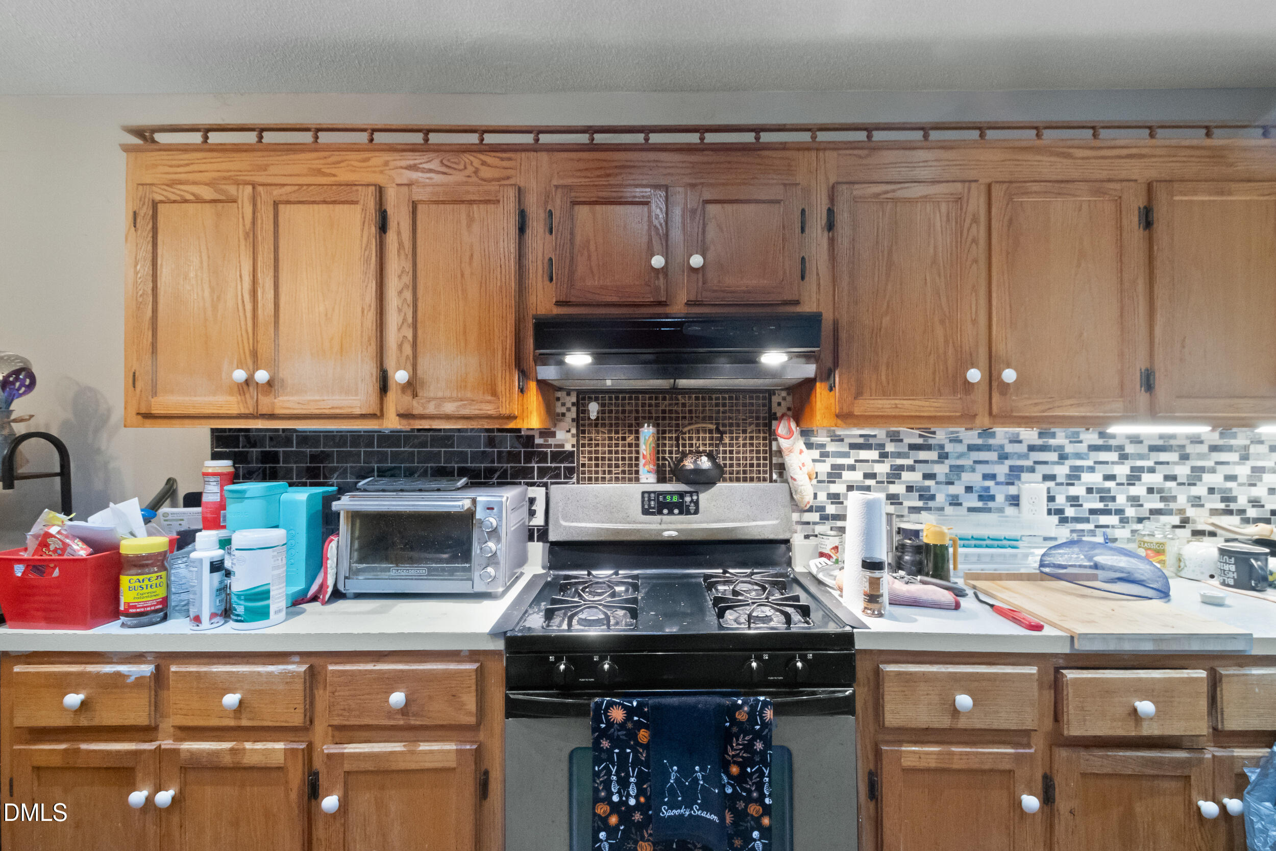 2930 Thomas Road Henderson, NC 27537 - Photo 5 of 17 a kitchen with granite countertop a stove top oven