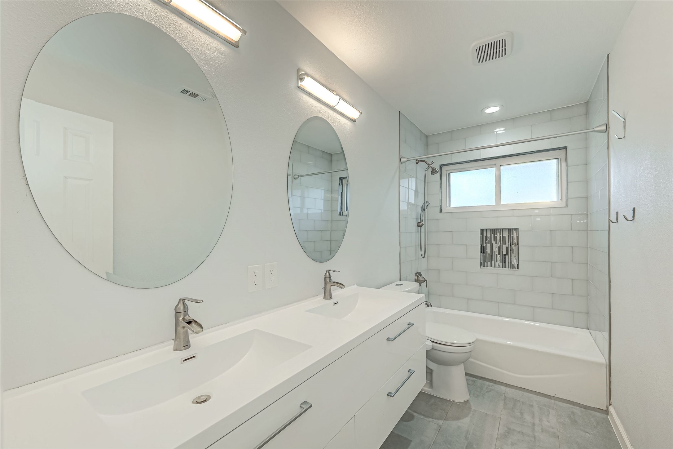 7335 Osage Street Houston, TX 77036 - Photo 7 of 12 a bathroom with a bathtub a sink and a mirror